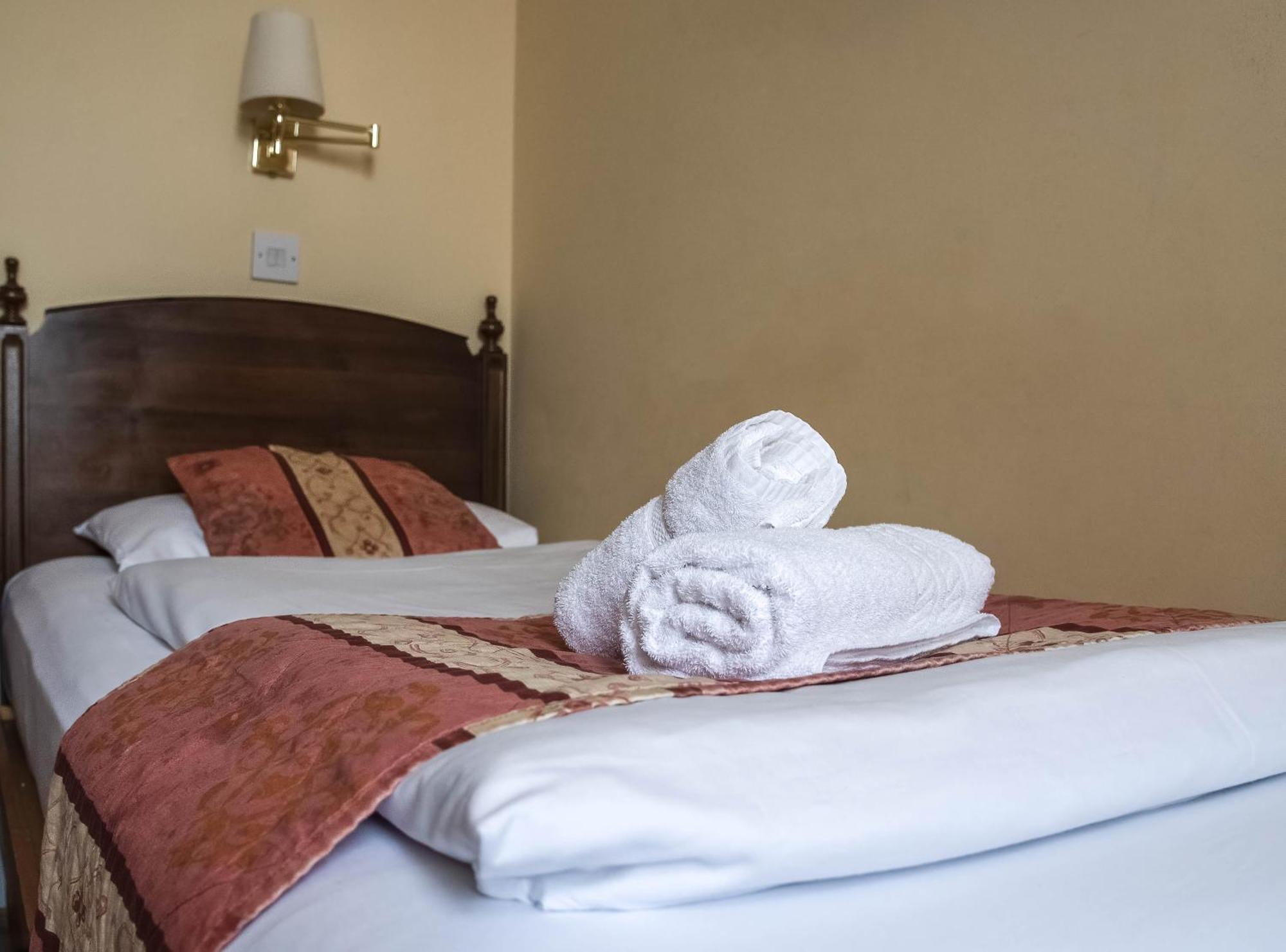 Dolphin Hotel Лондон Екстериор снимка