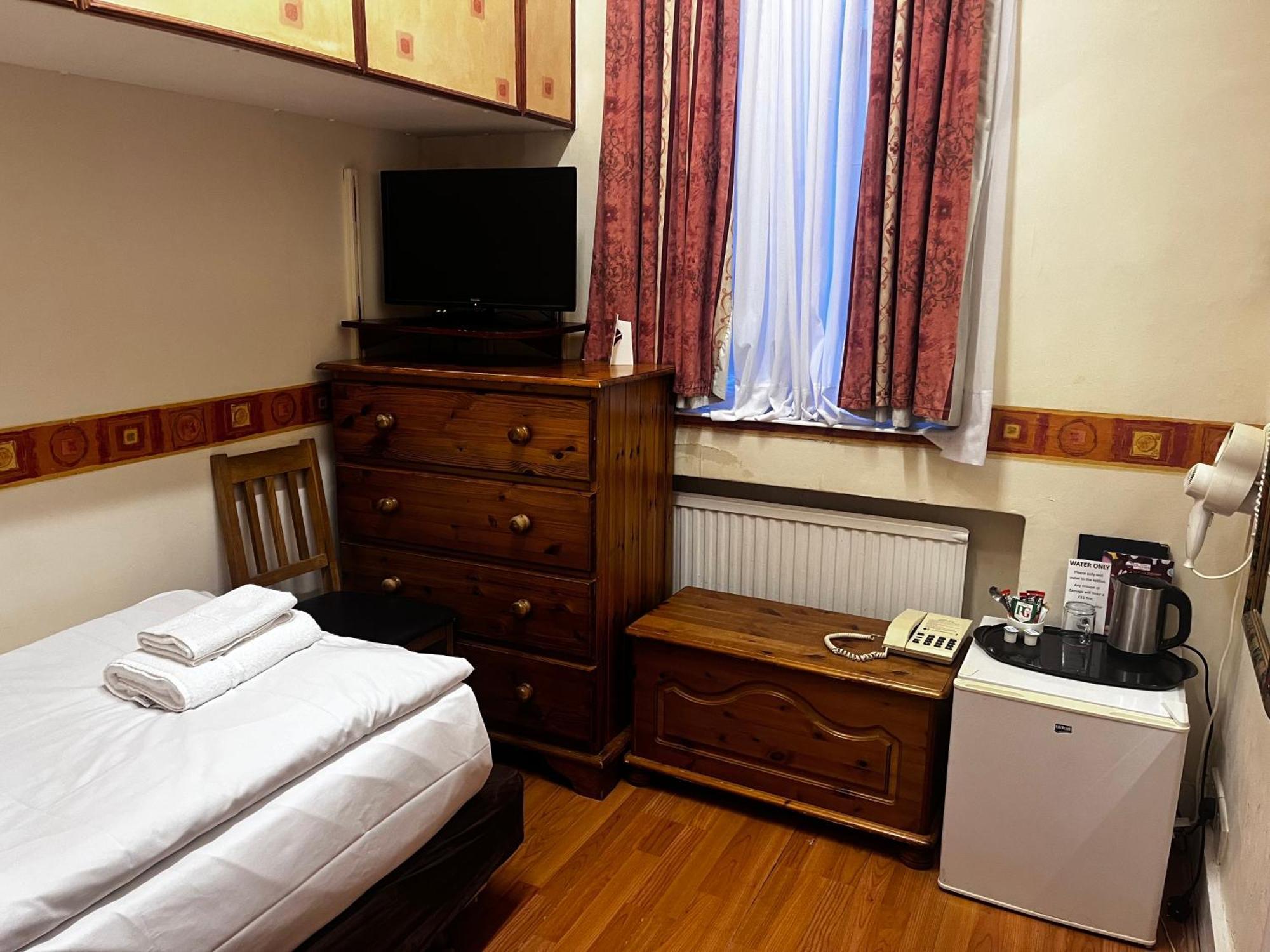 Dolphin Hotel Лондон Екстериор снимка